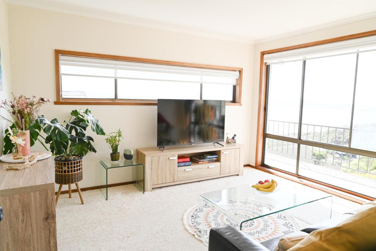 Cheerful 3 bedrooms home with Sea View - Housity