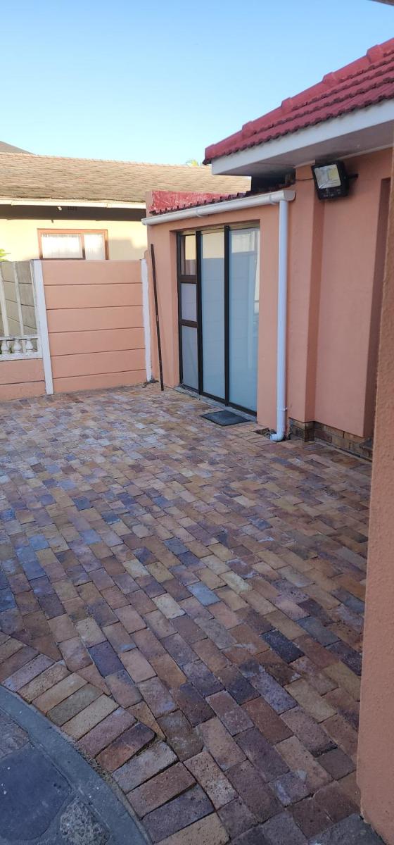 Cozy Batchelor Labiance - Housity