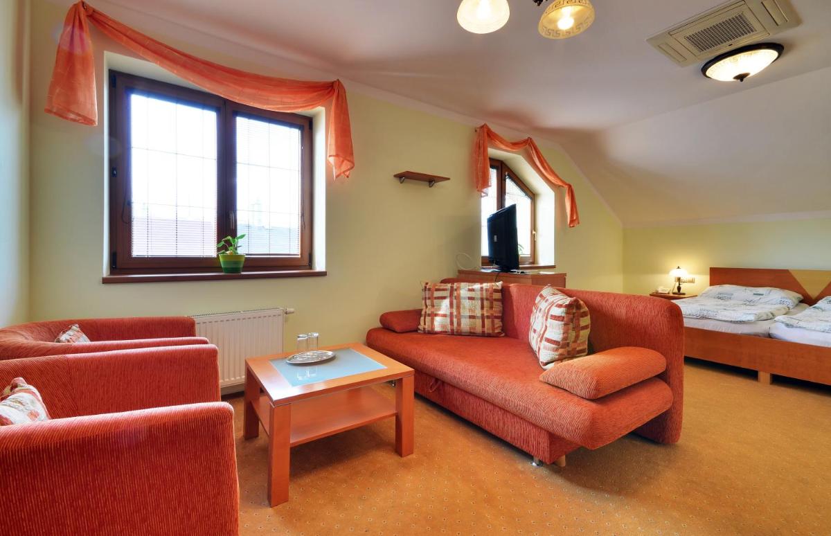 Restaurace a penzion Kamenec - Housity