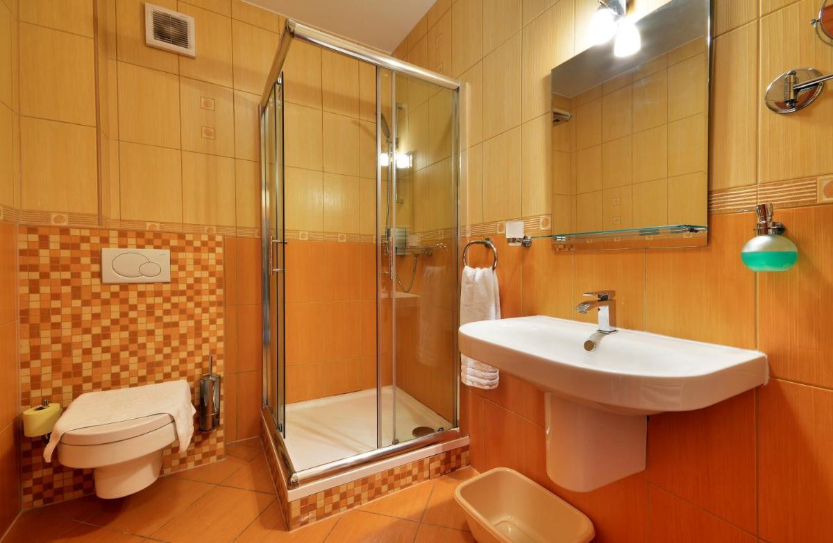 Restaurace a penzion Kamenec - Housity