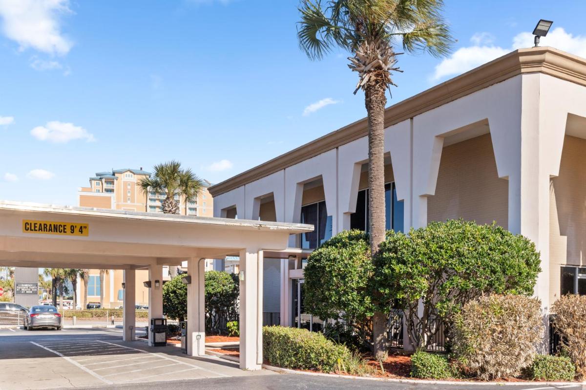 Ocean Crest Inn and Suites - Housity