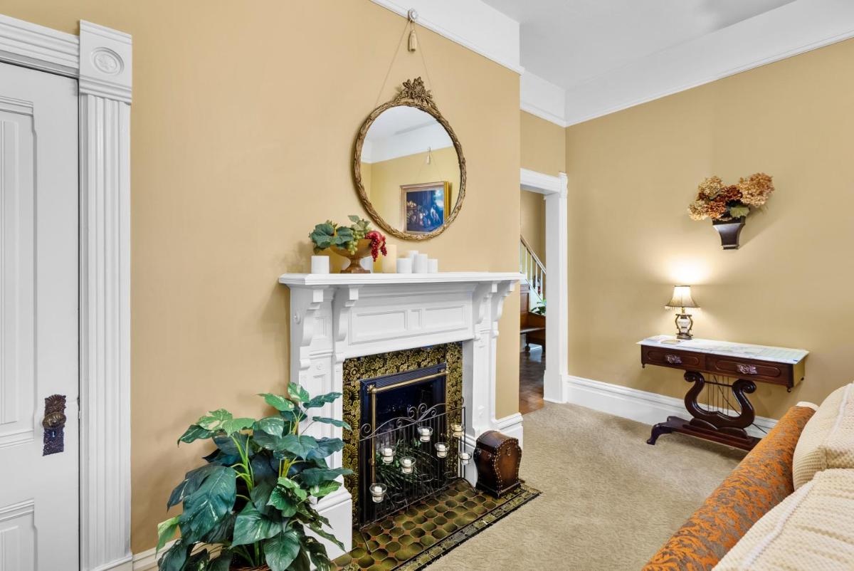 Hennessey House Bed and Breakfast - Housity