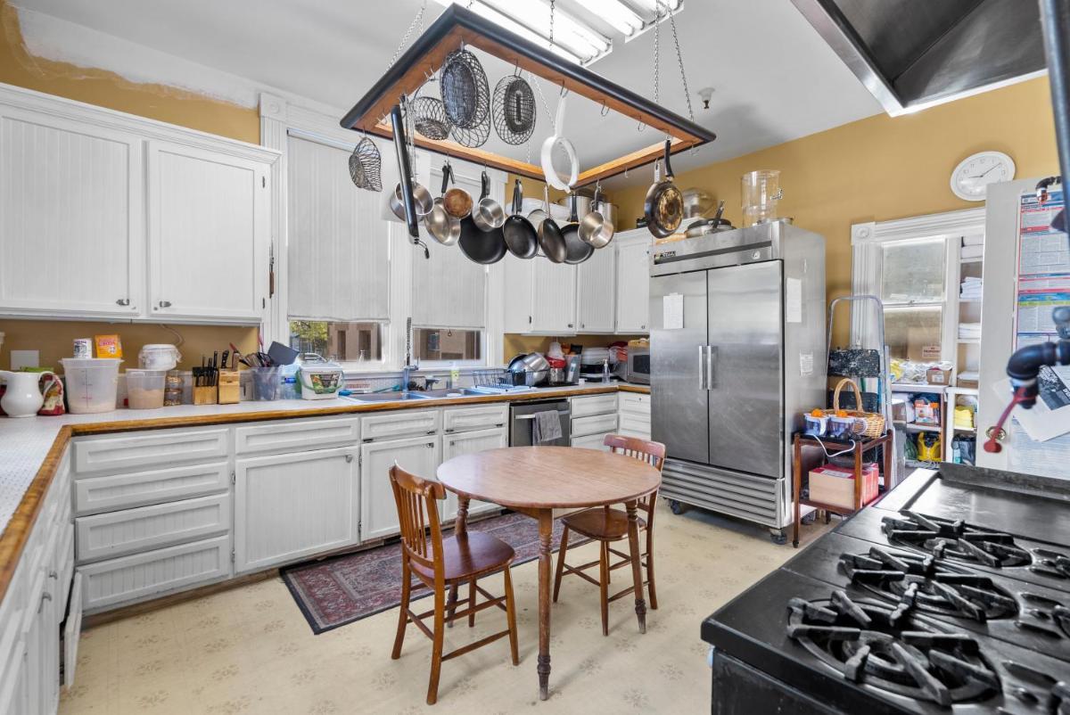 Hennessey House Bed and Breakfast - Housity