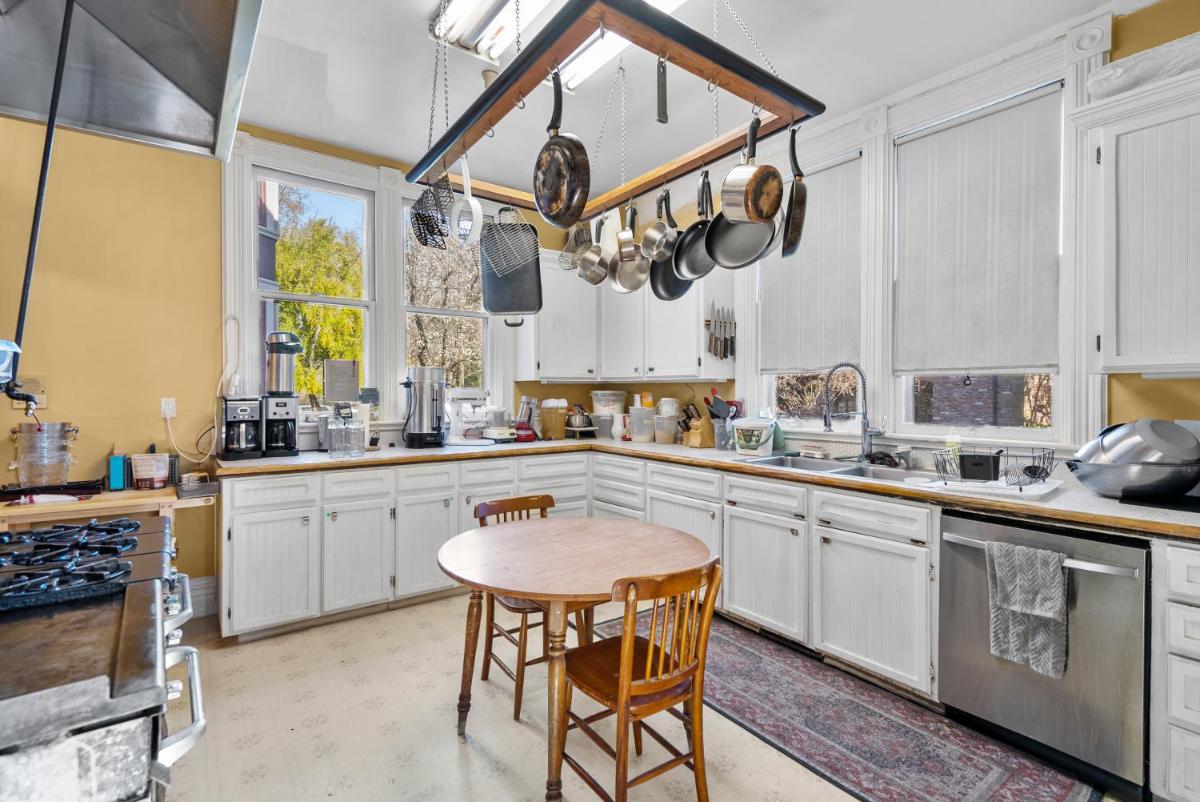 Hennessey House Bed and Breakfast - Housity