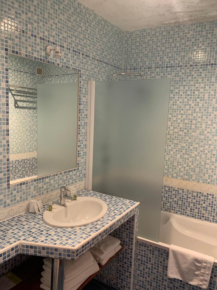 Salle de bains dans l'établissement Le Catalan