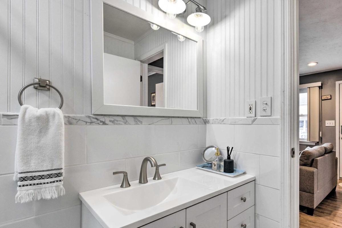 Charming Rocky Point Home about 1 Mi to Beach! - Housity