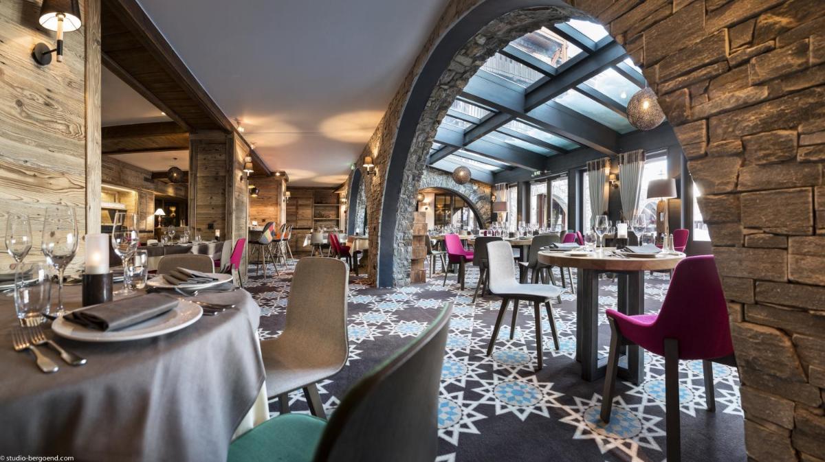 Restaurant ou autre lieu de restauration dans l'établissement Hôtel Village Montana by Les Etincelles