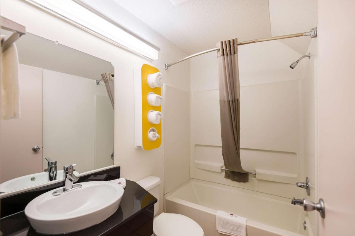 Motel 6-Olathe, KS - Housity