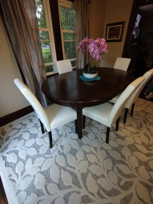 Cheerful 3 BR. 2 Bath, Spacious Family Home - Housity