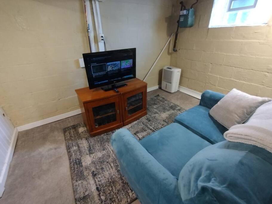 Cheerful 3 BR. 2 Bath, Spacious Family Home - Housity