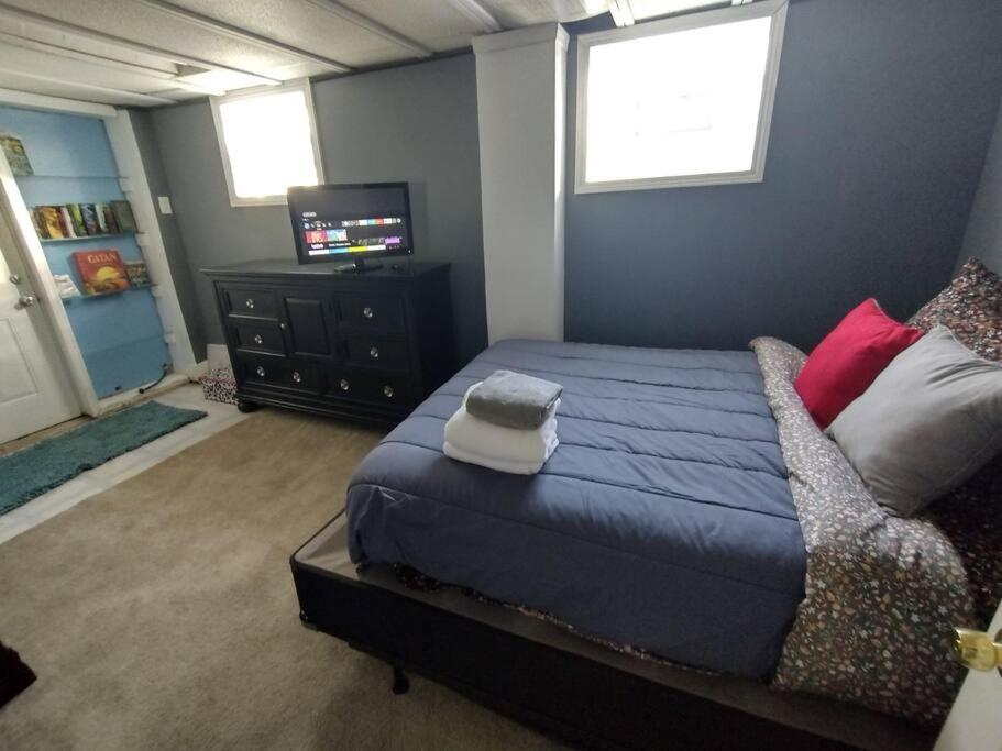Cheerful 3 BR. 2 Bath, Spacious Family Home - Housity