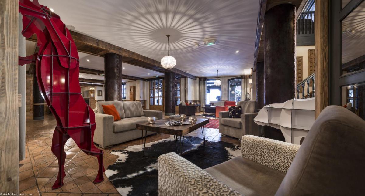 Coin salon dans l'établissement Hôtel Village Montana by Les Etincelles