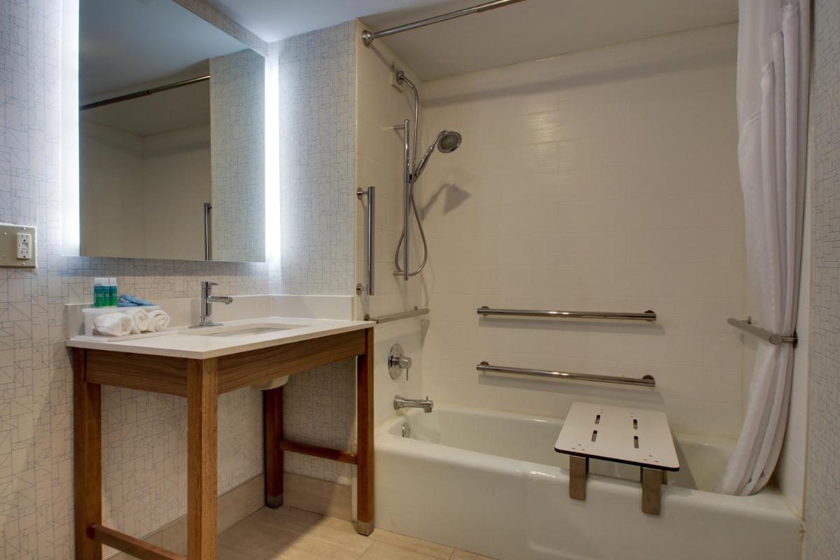 Holiday Inn Express & Suites Wapakoneta by IHG - Housity
