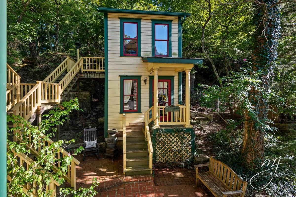 The 1883 Peabody House Bed & Breakfast - Housity