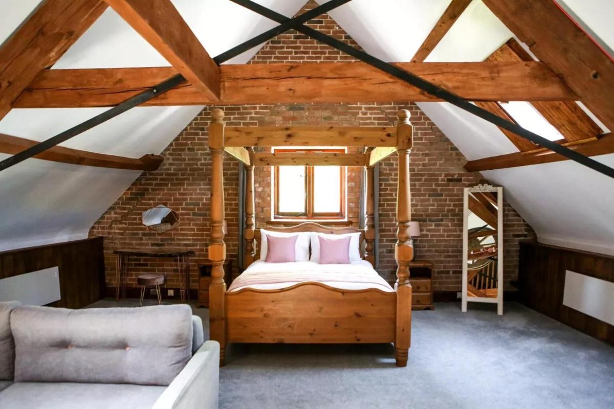 Kingston Country Courtyard - Housity