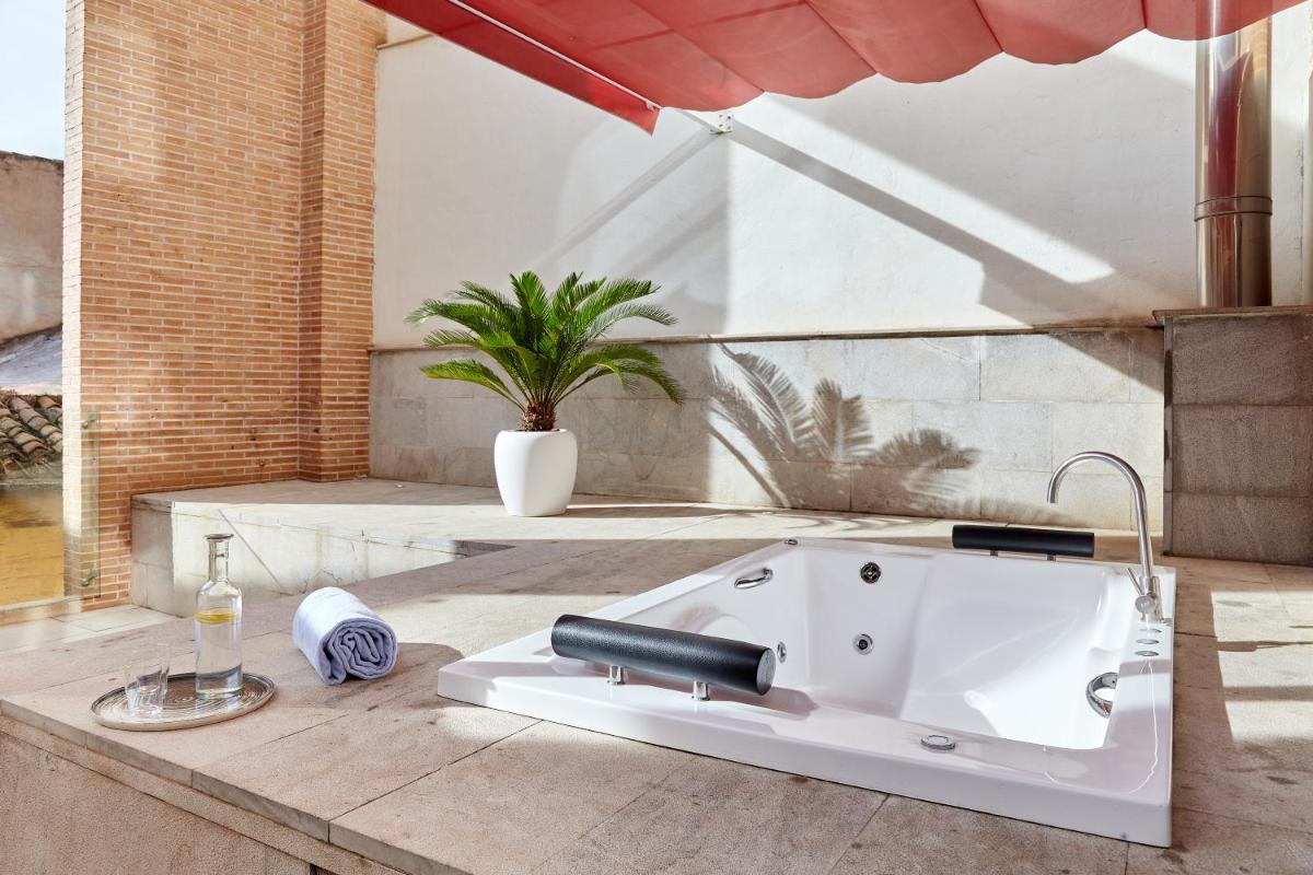 Un baño de Hotel Maciá Granada Five Senses Rooms & Suites