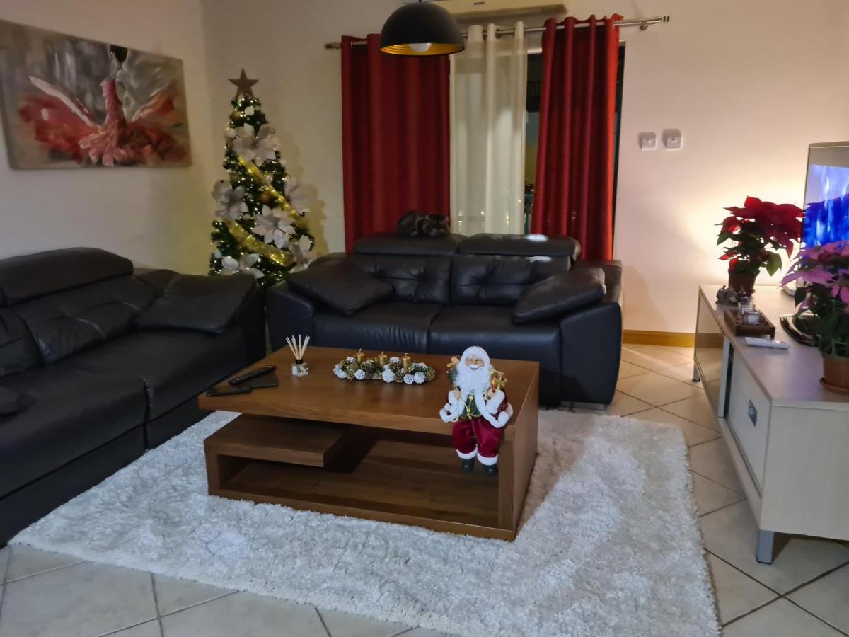 Beautiful Central Apartment with Pool - Housity