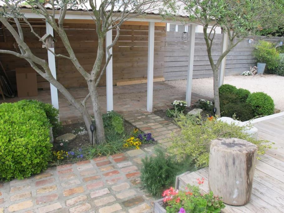 Family house with swimming pool & garden, Camargue - Housity