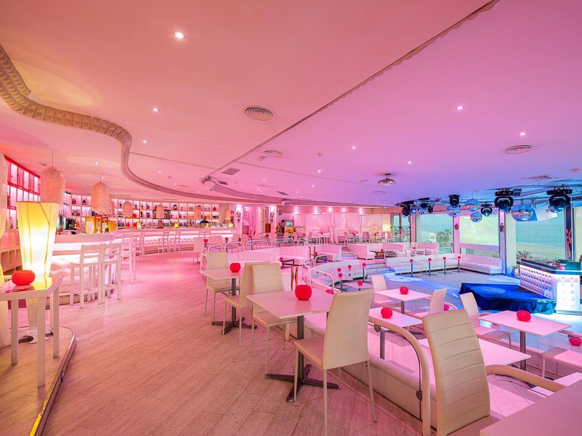 Un restaurante o sitio para comer en ON Hotels Oceanfront Adults Designed