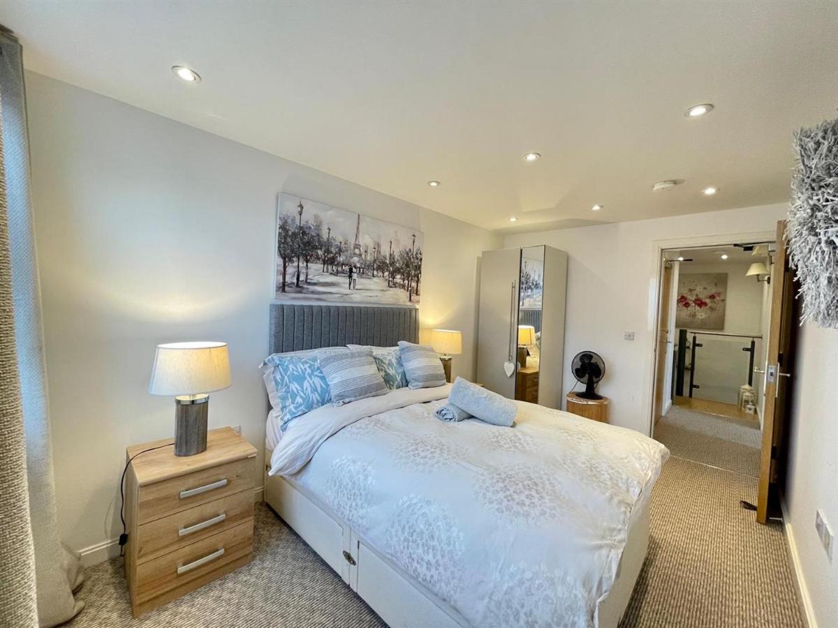 Penthouse Swansea Marina City Centre 100m from Beach - Housity