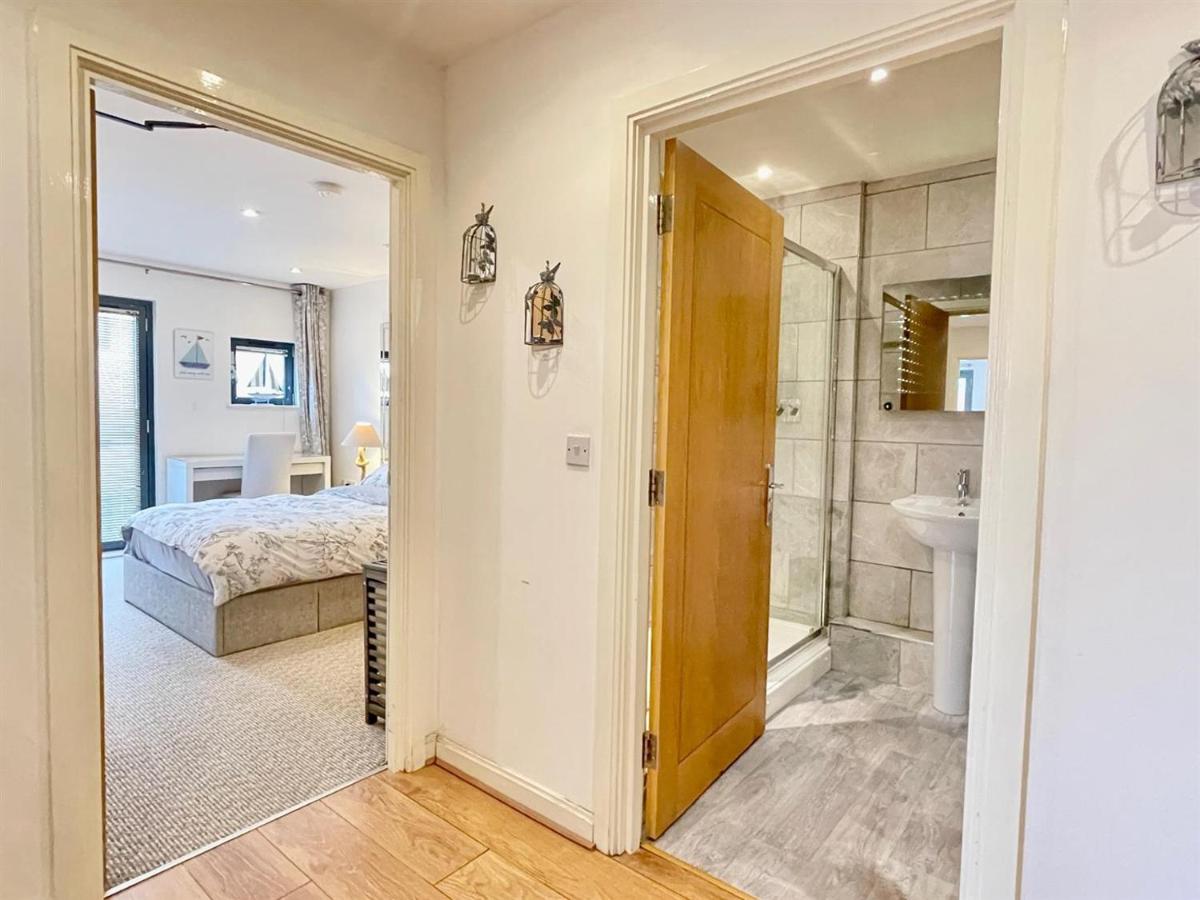 Penthouse Swansea Marina City Centre 100m from Beach - Housity