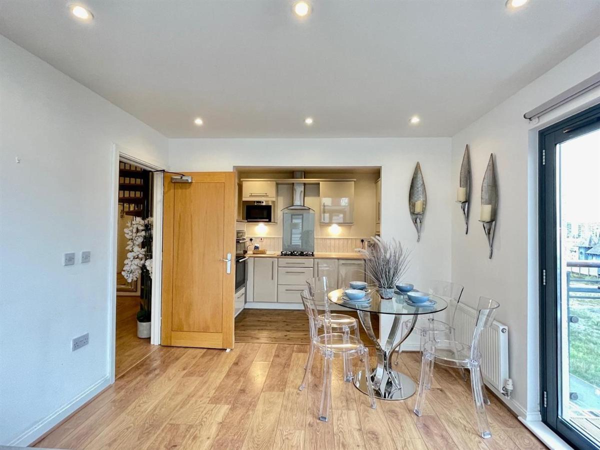Penthouse Swansea Marina City Centre 100m from Beach - Housity