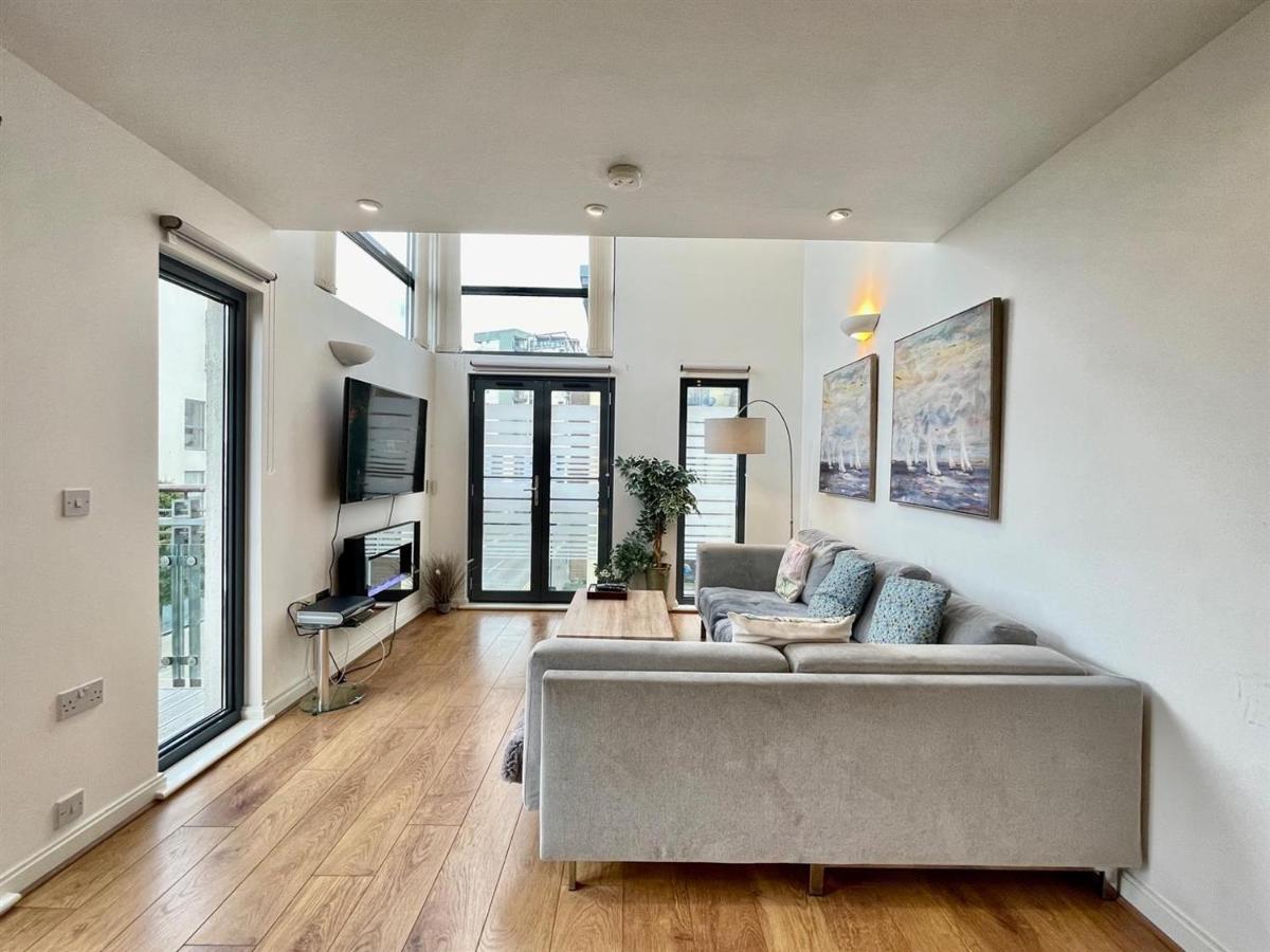 Penthouse Swansea Marina City Centre 100m from Beach - Housity