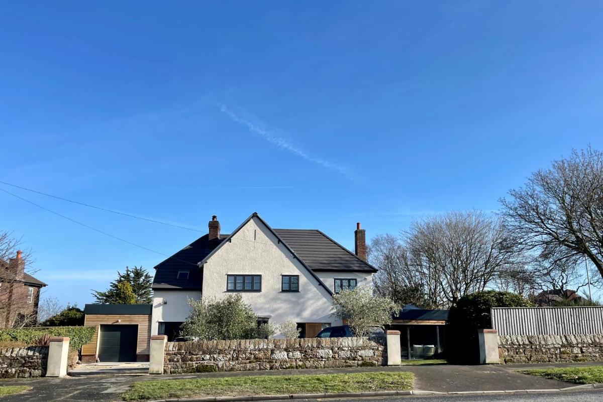 GOLF OPEN HOYLAKE 3km Double bedroom Lynwood House, heated indoor pool in , West Kirby - Housity