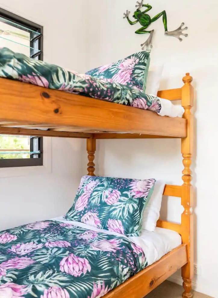 Eagles Nest Two Bed Home Nudgee Beach - Housity