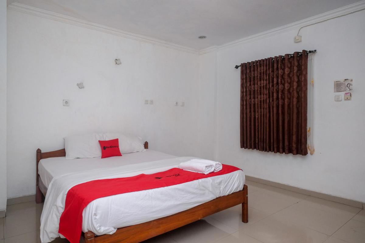RedDoorz at H&W Hotel Solo - Housity