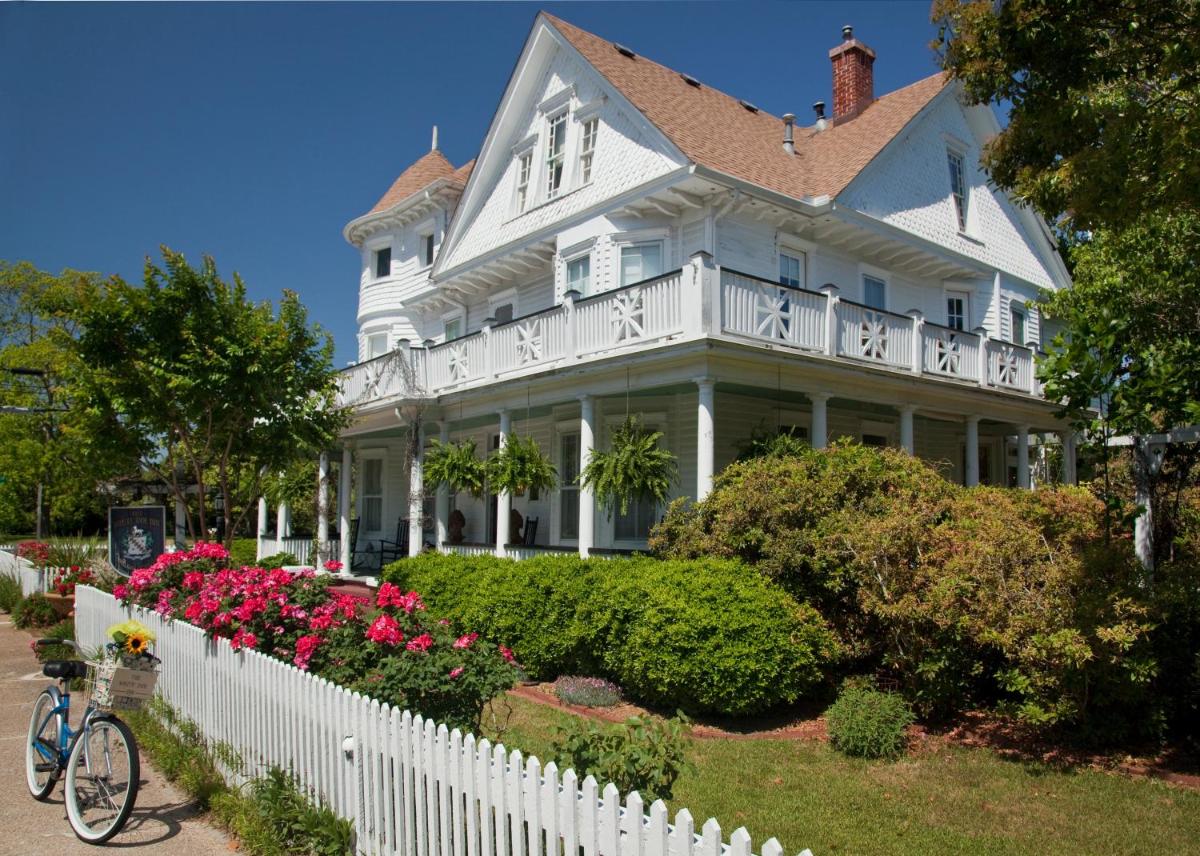 White Doe Inn Bed & Breakfast - Housity