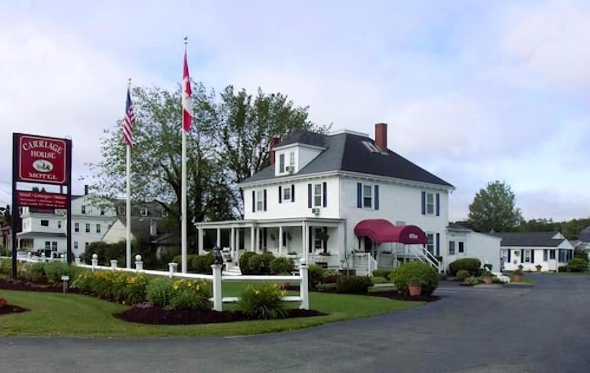 Carriage House Motel Cottages & Suites - Housity