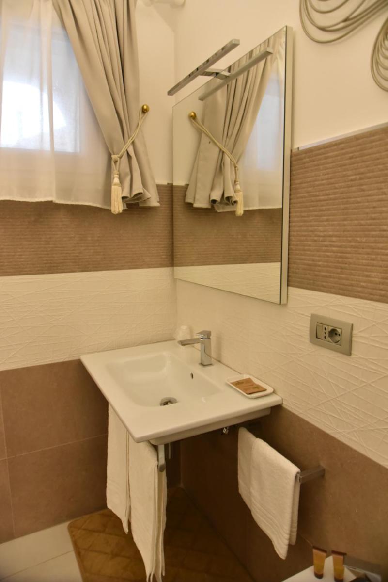 Conte Max Rooms - Housity