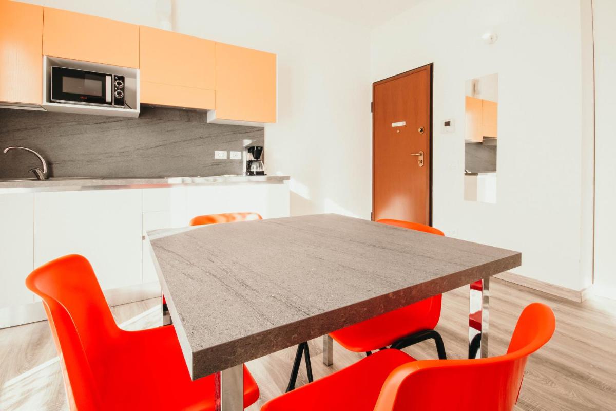 AL 13 Rosso - Lakeside Leisure & Business - Housity