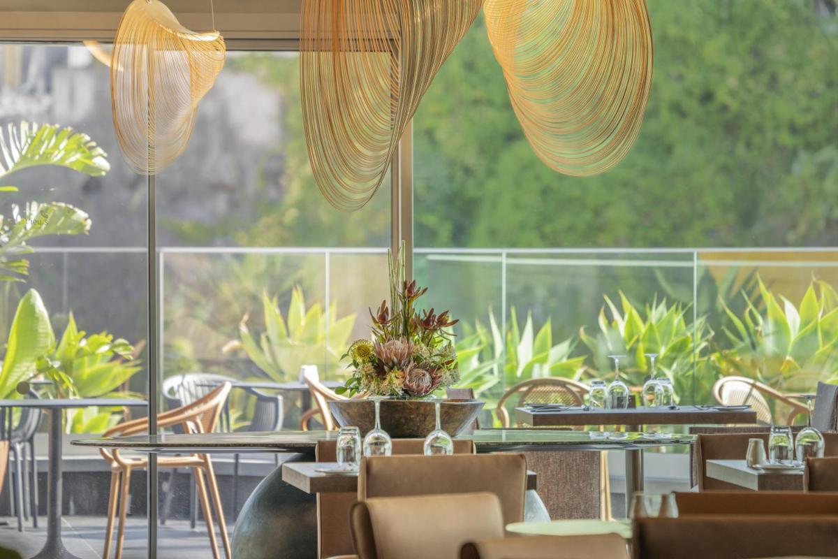 Um jardim no exterior de The Views Baia - Adults Only