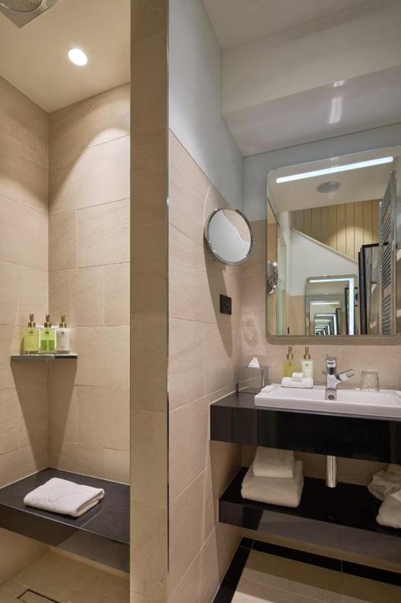 Salle de bains dans l'établissement Maison Albar - Le Pont-Neuf
