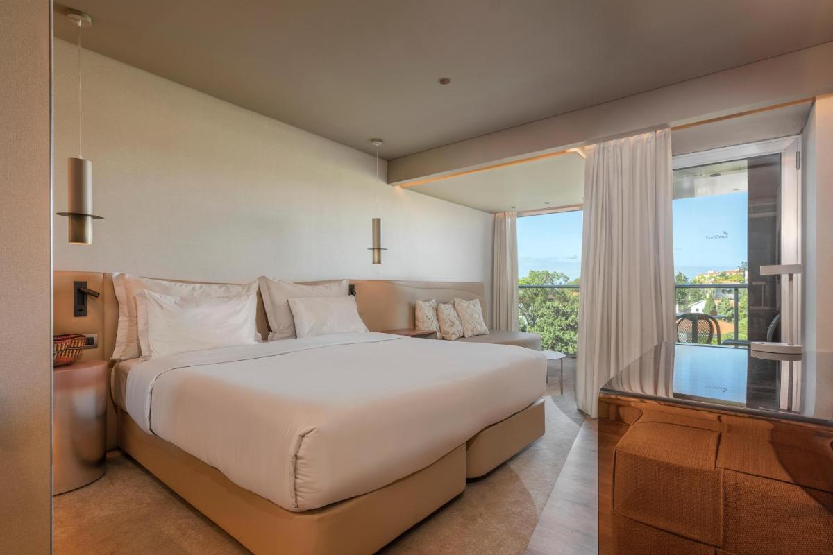 Uma cama ou camas num quarto em The Views Baia - Adults Only