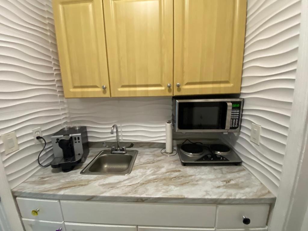 Guest Suite Private Entry in Miami near Zoo very good for couples, Business travelers, Tourists - Housity