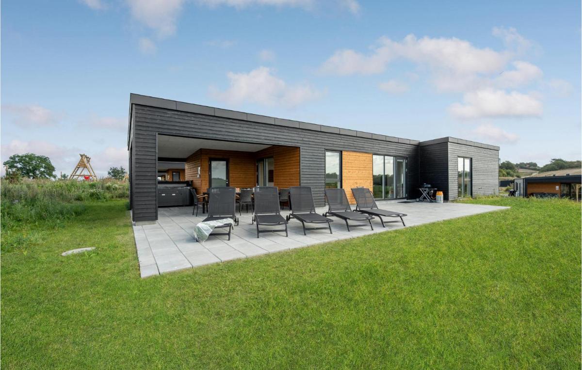 4 Bedroom Stunning Home In Løgstrup - Housity