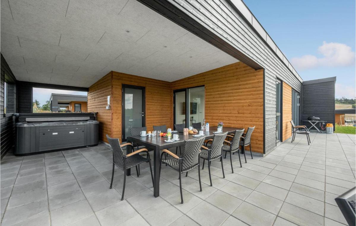 4 Bedroom Stunning Home In Løgstrup - Housity