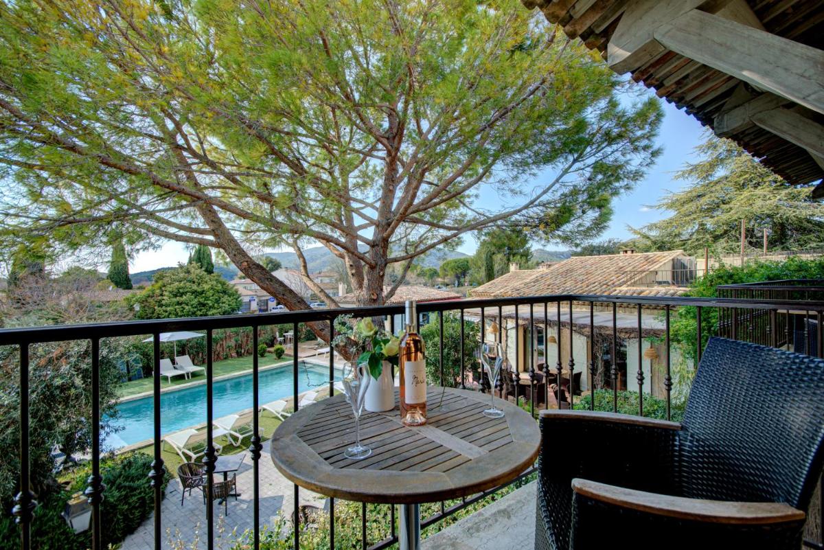 Piscine de l'établissement Hotel Bastide & SPA - Villa de Lourmarin ou située à proximité