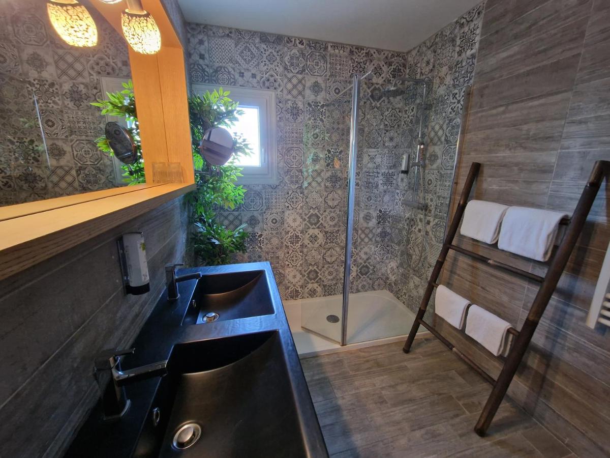 Salle de bains dans l'établissement Les Terrasses de Saumur - Hôtel & Appartements - Restaurant & Spa (Logis)