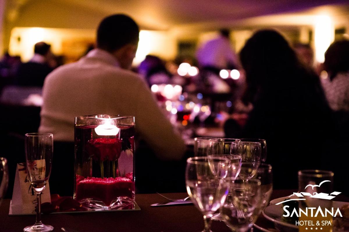 uma mesa com copos de vinho e uma vela em Santana Hotel & SPA em Vila do Conde