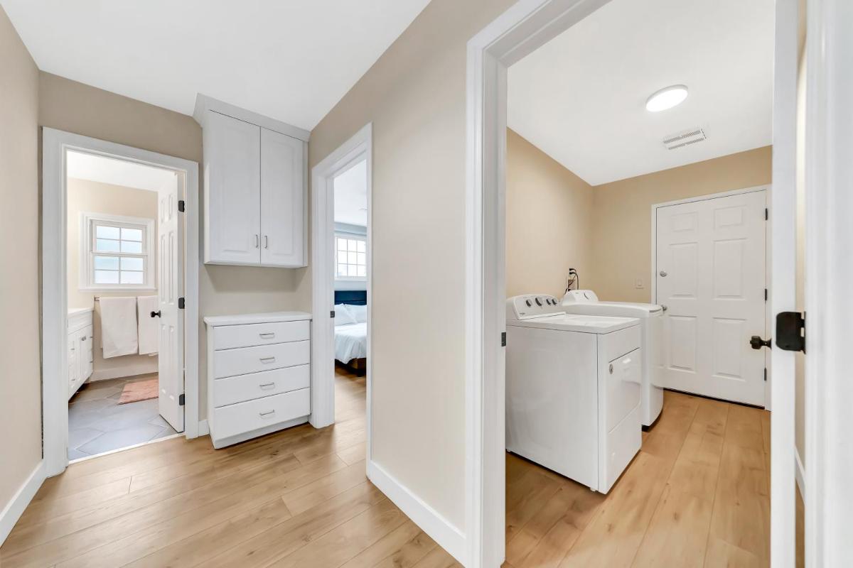 Oasis Modern 4BR House W/ Pool & Fireplace - Housity
