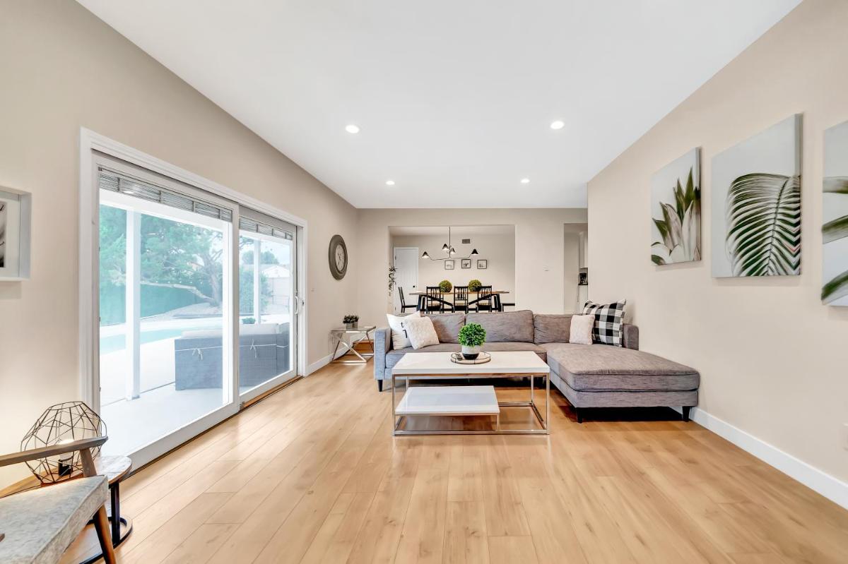 Oasis Modern 4BR House W/ Pool & Fireplace - Housity