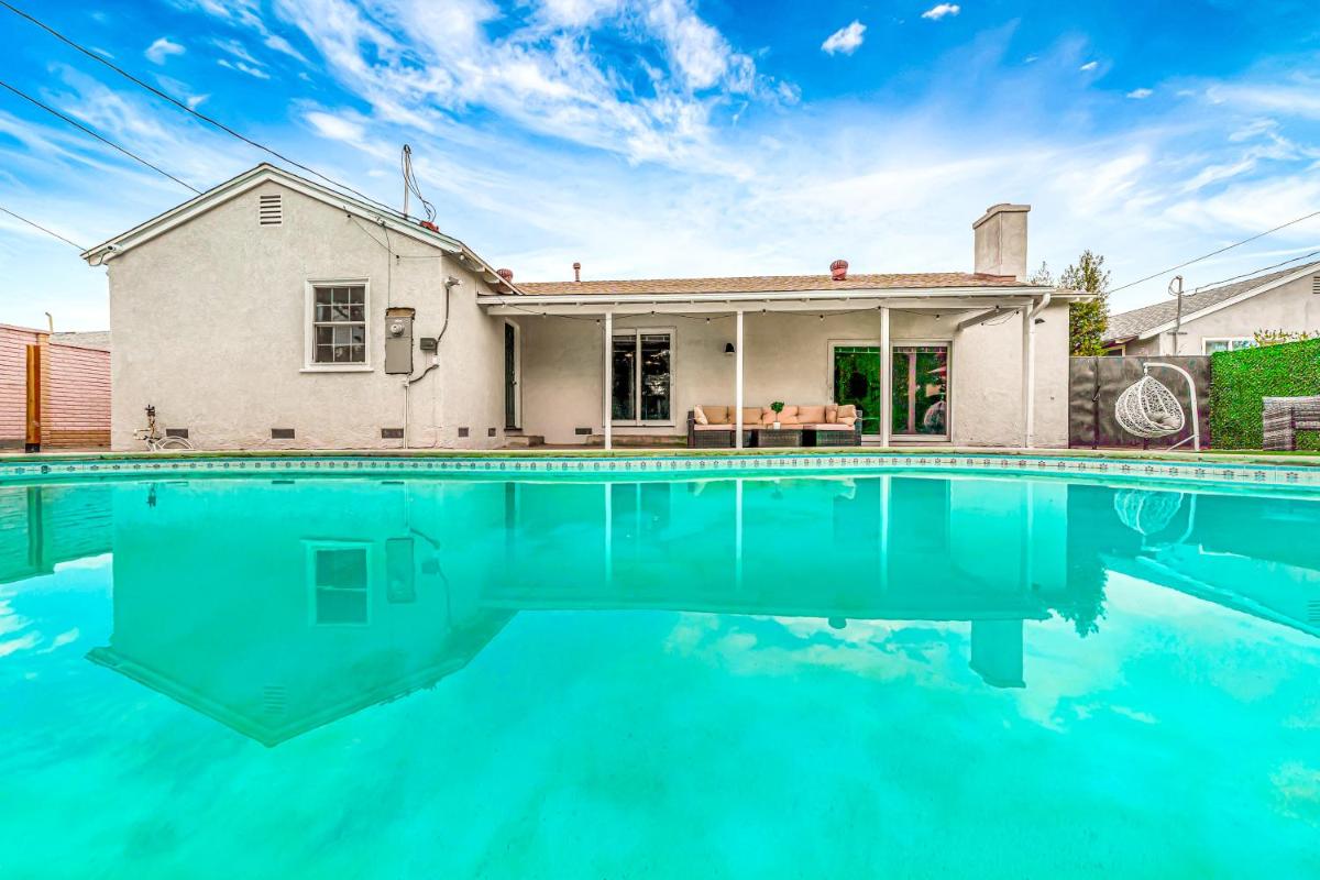 Oasis Modern 4BR House W/ Pool & Fireplace - Housity