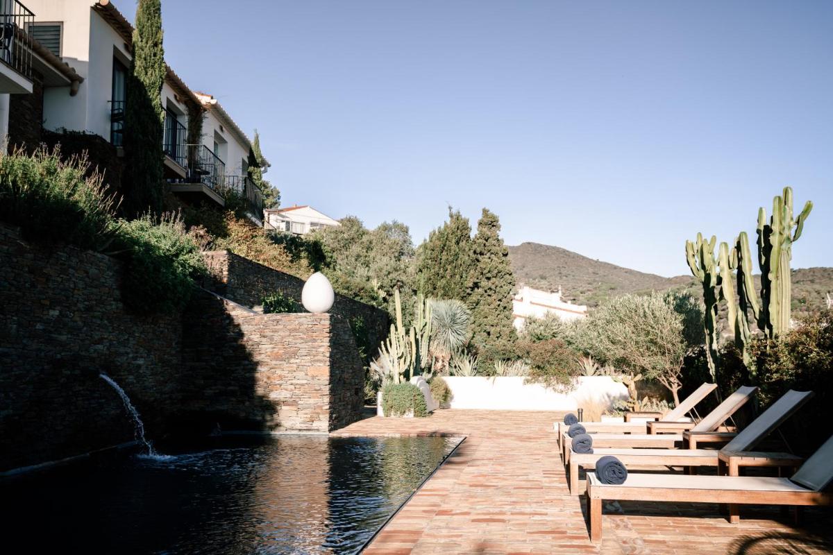 una fila de bancos sentados al lado de un edificio en Boutique Hotel Villa Gala by Fimedhotels, en Cadaqués