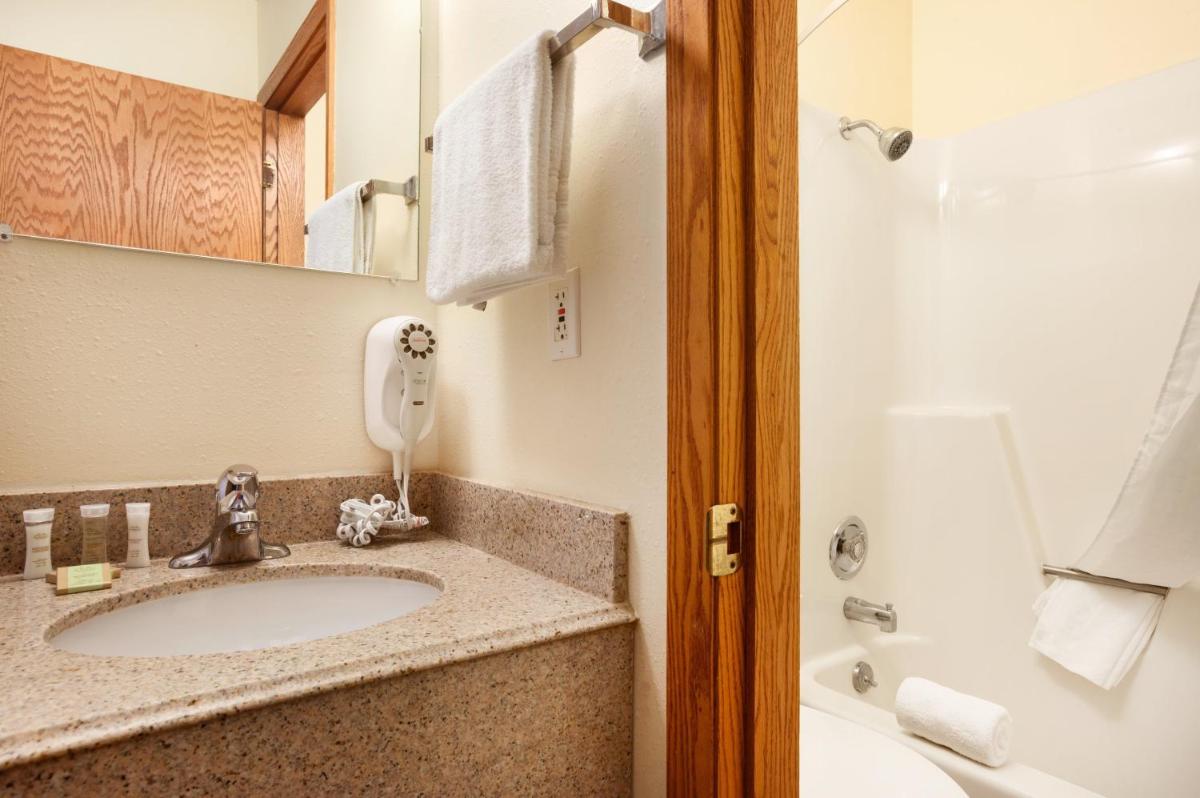 Super 8 by Wyndham West Fargo Main Ave ND - Housity