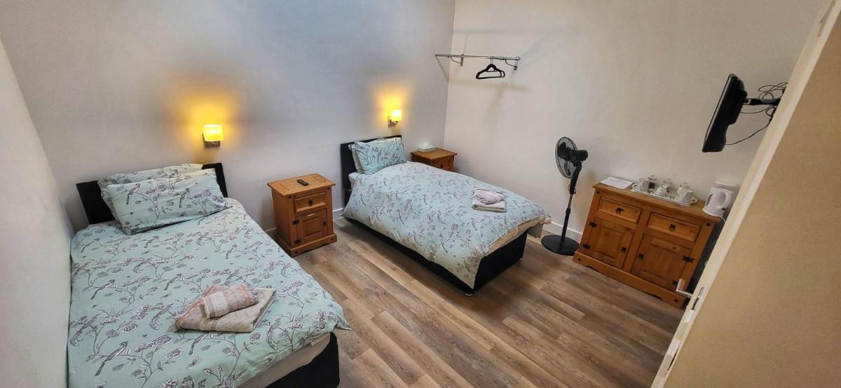 Deepcut Lodge Bed & Breakfast - Housity
