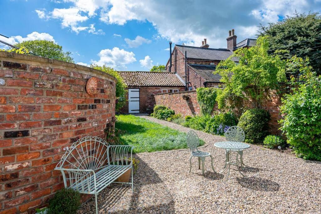 Willerby Grange Cottage - Housity